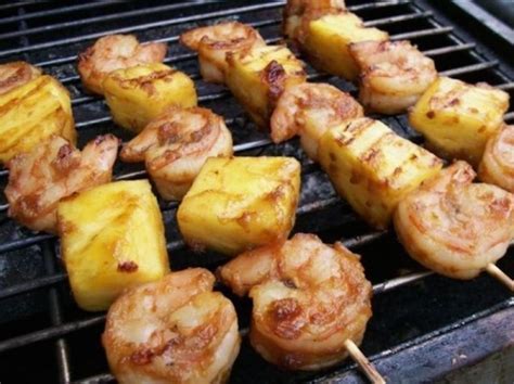 Brochetas de langostino y piña The cook monkeys