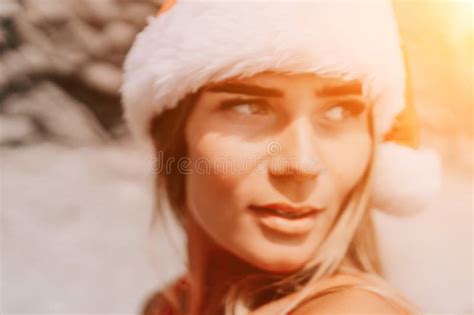 Mar De Viajes De Verano Femenino Feliz Turista En Bikini Rojo Y Amigos Que Disfrutan Tomando