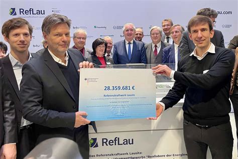 Bundeswirtschaftsminister Habeck übergibt Förderbescheid für