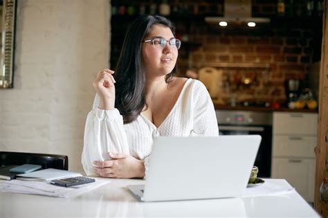 Menina morena latina posando em ambiente fechado Foto Grátis