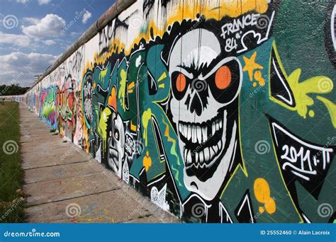 Berlin wall graffiti editorial image. Image of composition - 25552460