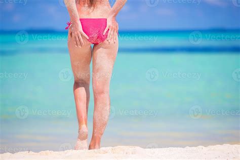 vue arrière de la belle femme en bikini rouge pendant les vacances à la plage 17702216 Photo de