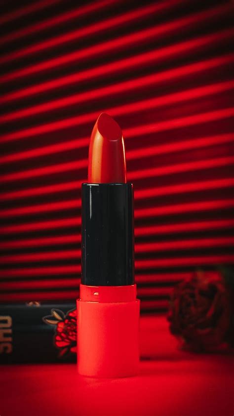 Съёмка косметики | Косметика, Помады, Красные помады
