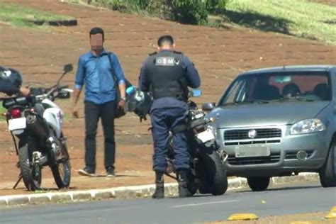 Pol Cia Flagra Motoristas Fazendo Transporte Pirata Na Rea Central