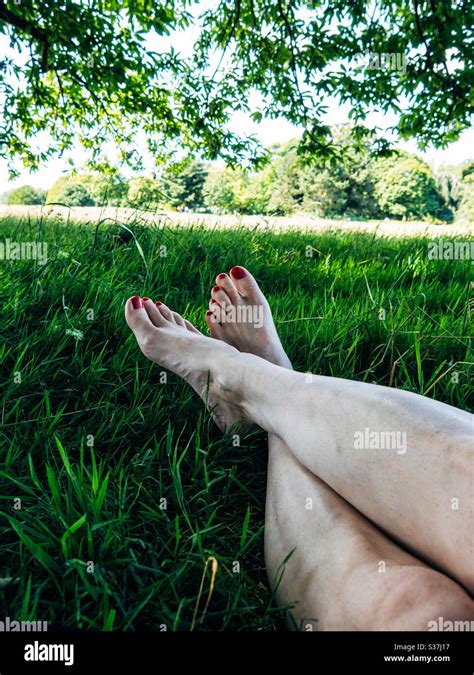 Entspannende Beine Rote Zehen Gekreuzt Stockfotos Und Bilder Kaufen