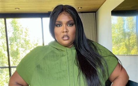 Lizzo To Replace Yeah Yeah Yeahs As Musical Guest On Saturday Night