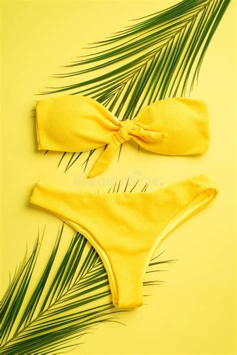 Concepto De Vacaciones De Verano Foto Vertical De Vista Superior De Bikini Amarillo Y Hojas De