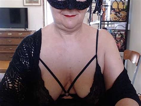 Simona Naked Stripping On Cam For Live Sex Video Chat Gyrls