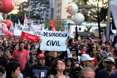 Sindicatos e movimentos populares protestam em São Paulo no 31M MST