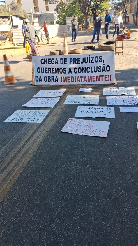 CASO DE POLÍCIA manifestantes fecham rua de acesso ao viaduto em