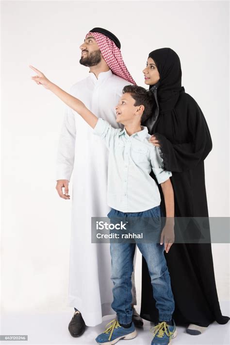 Arab Muslim Family In Traditional Dress Stock Photo - Download Image ...