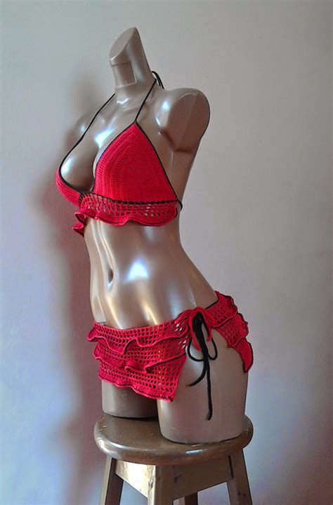 Corola S Artesanales BIKINI ROJO NEGRO CON FALDA