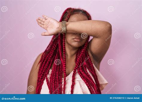 Mujer Afroamericana Con El Pelo Trenzado Sobre Fondo Rosado Cubriendo