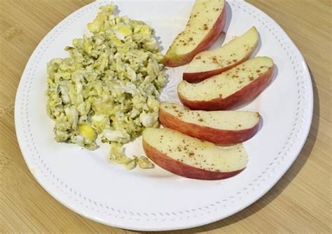 Huevos Revueltos Con Queso Y Albahaca Y Manzana Con Canela Receta De