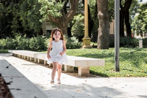 Fille Qui Court Dans Le Parc Photo Premium