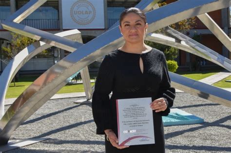 Académica UDLAP recibe reconocimiento por trayectoria profesional