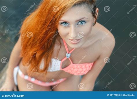 Sexy Meisje Met Rood Haar In Een Bikini Op Het Strand Omhoog Het Kijken Stock Afbeelding Image