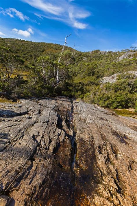 Corriente Natural Del Agua Que Corre a Través De Roca Volcánica Del