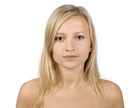 Jeune Fille Blonde Portant Sportswear Et Serviette Faisant Le Symbole De La Paix Avec Les Doigts