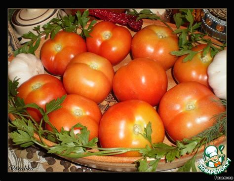 Маринованные бурые помидоры, фаршированные чесноком и зеленью ...