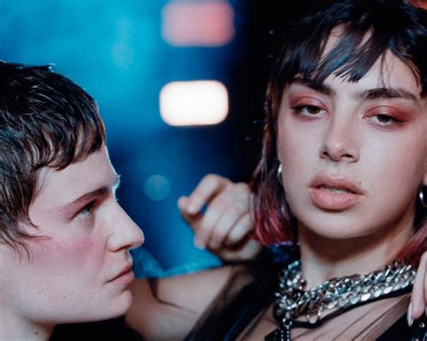 Charli XCX e Christine and the Queens no maior climão no videoclipe de