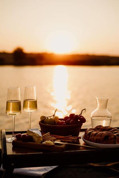 Magnifique coucher de soleil sur le lac vin blanc gâteau aux fruits