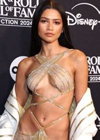 Zendaya Shows Off Her New Tits In Hd