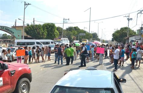 Bloquean Padres De Una Secundaria El Bulevar En La Sabana Acapulco