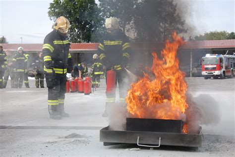 Feuerwehr Grundlehrgang Neue Florianis Zu Einsatzkr Ften