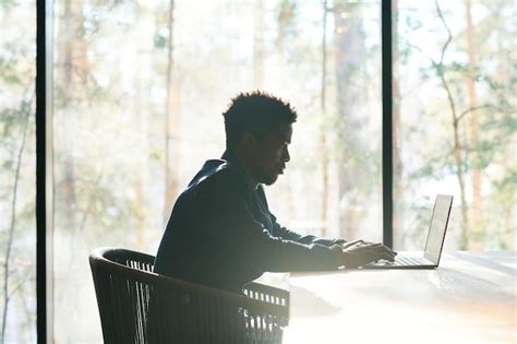 Esquema Iluminado Por El Sol De Un Joven Hombre De Negocios Serio