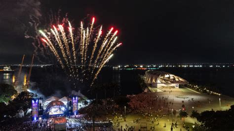 R Veillon Rio Milhares De Pessoas Celebram A Chegada De Ano Novo