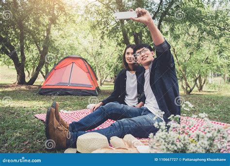 Pares Felices Que Acampan En La Naturaleza Tomando Un Selfie Tirado De