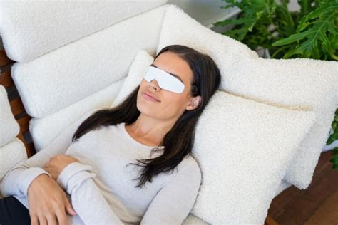 Cold Compress On Eyes Benefits Types How To Corneacare