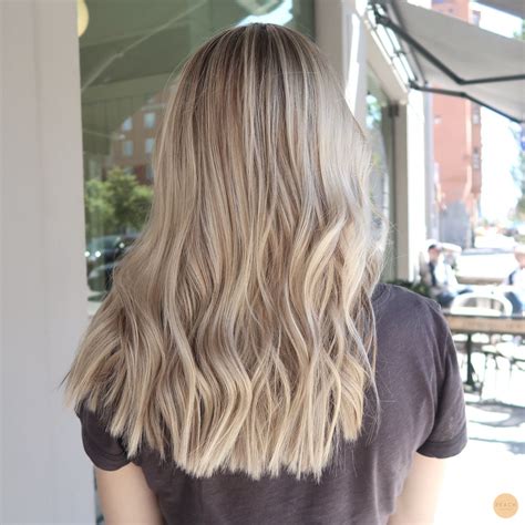 Kall Blond H Rf Rg Med Balayage Slingor Och Lowlights H Rf Rg Blond