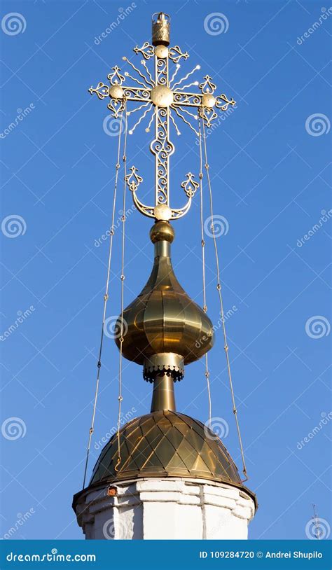 Significado Da Cruz Ortodoxa - A Cruz Dourada Na Igreja Da Igreja Ortodoxa Do Russo Foto de Stock ...