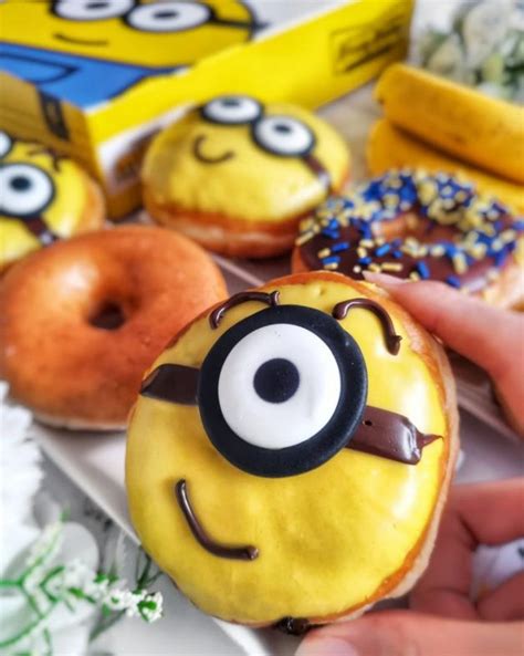 Krispy Kreme S Pore Has Banana Glazed Minions Doughnuts With Chocolate