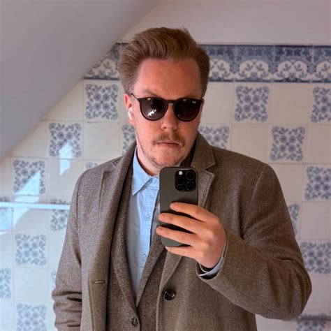 Here comes "Make the World Go Away". Elvis did this a lot in 1970, it's