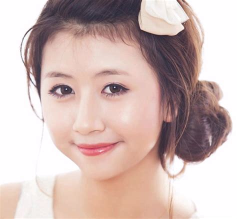 Hot girl Lily Luta viêm mắt vì kính áp tròng