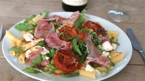 Pastasalade Met Langzaam Geroosterde Tomaten Geitenkaas En Rauwe Ham