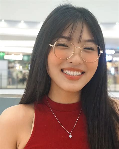 ảnh gái xinh đeo kính cute lộ vòng sexy hot nhất