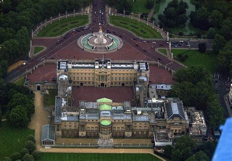 I segreti di Buckingham Palace dai tunnel nascosti al più grande