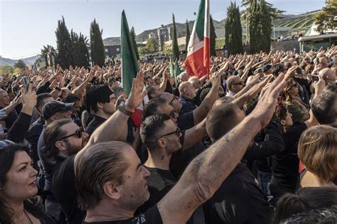 Il saluto fascista è reato o no Il Post