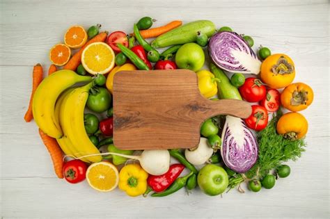 Vue De Dessus Différents Légumes Avec Des Fruits Sur Fond Blanc