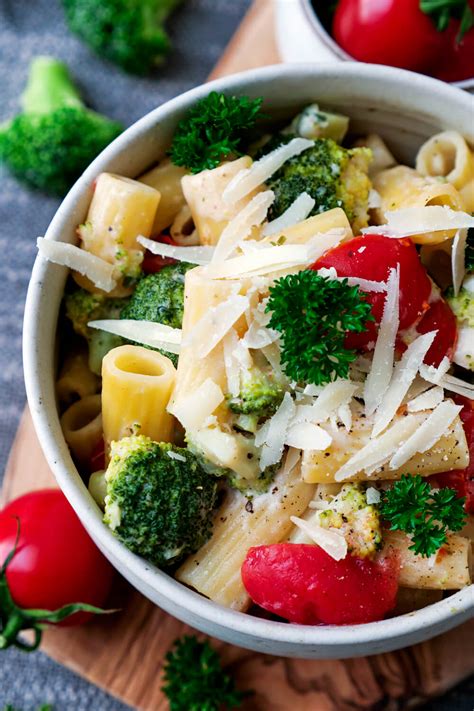 One Pot Nudeln Mit Brokkoli Und Tomaten