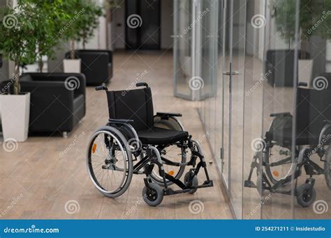 Fauteuil Roulant Vide Dans Le Couloir Du Bureau Image Stock Image Du