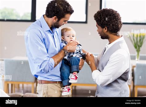 Happy Gay Couple Avec Enfant Photo Stock Alamy