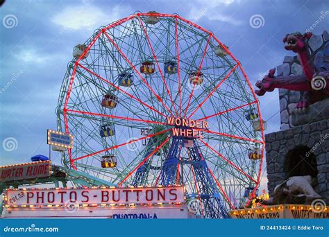 Coney Island Wonder Wheel editorial stock image. Image of island - 24413424