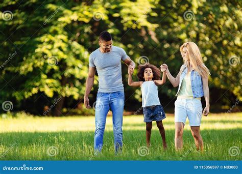 Pares Novos Felizes Que Passam O Tempo Sua Filha Imagem De Stock