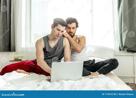 Resto De La Pareja Gay Después Del Sexo Foto de archivo Imagen de