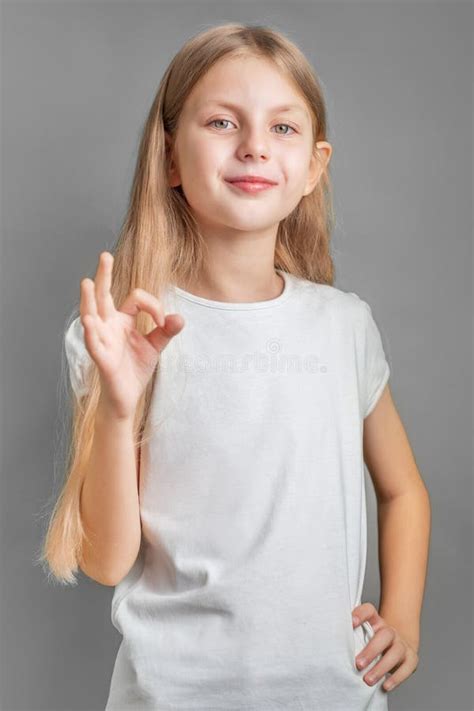 Une Petite Fille Blonde Montre Le Panneau Ok Image Stock Image Du Gesticulant Enfance 303343951